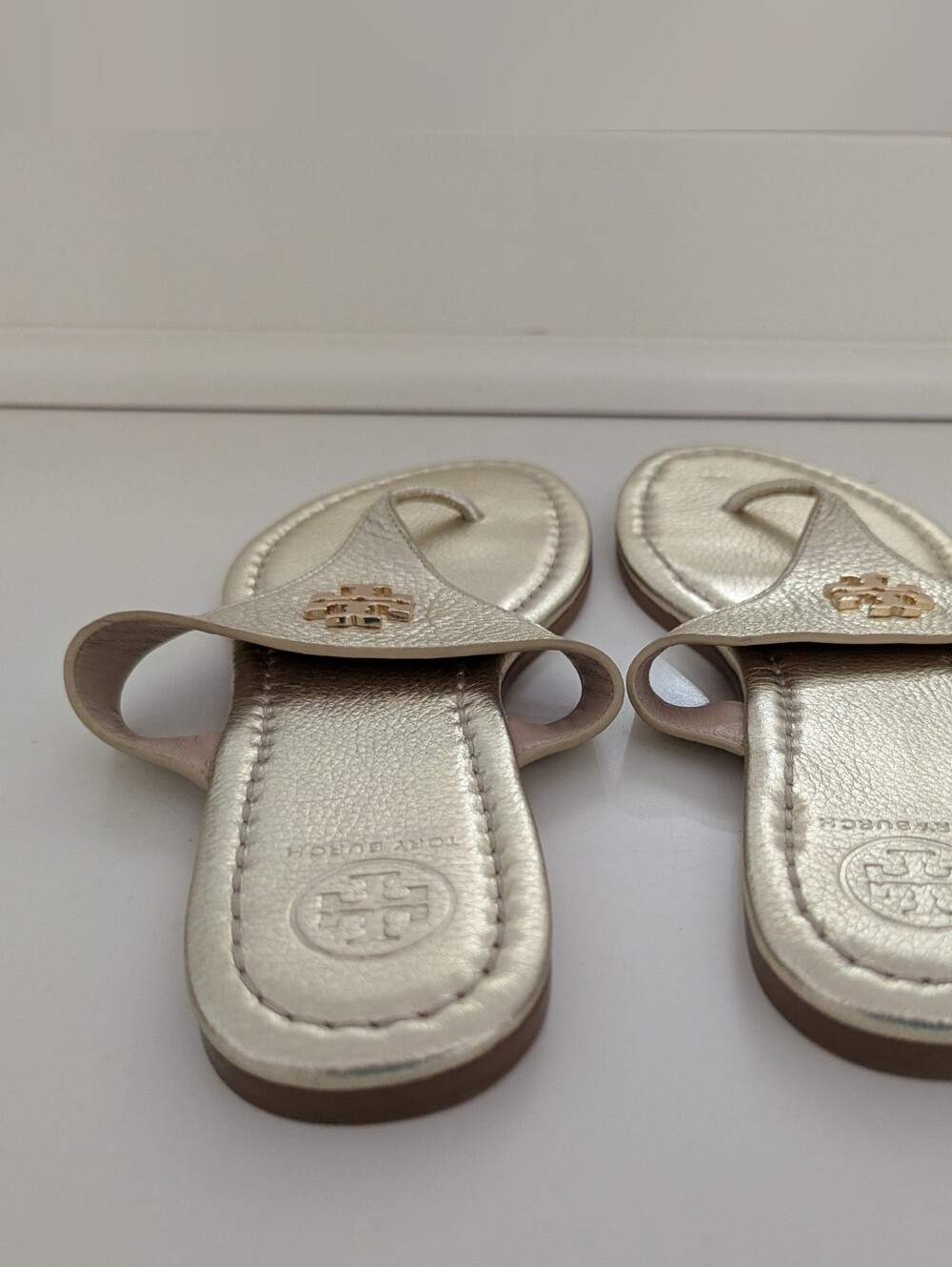 EUC! Tory Burch Jolie Flat Thong Sandal In Gold Size 8.5 - Picture 6 of 16